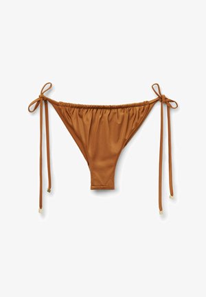 Hnědé bikiny spodní díl s řasením, nastavitelnými bočními šňůrkami a kovovými koncovkami zlaté barvy na bílém pozadí.