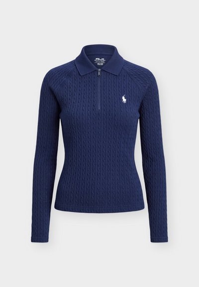 Polo à manches longues en maille torsadée bleu marine avec fermeture éclair quart et petit logo brodé blanc de cheval sur la poitrine gauche.