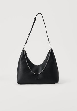 Μαύρη τσάντα χειρός από δέρμα με κοκκώδη υφή σε σχήμα ημισελήνου, με ασημί αλυσίδα ως διακοσμητικό και ρυθμιζόμενο λουράκι. Διαθέτει λογότυπο στο μπροστινό μέρος.