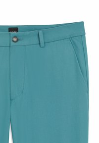 Turkusowe spodnie o gładkim przodzie, z zapięciem na guzik, bocznymi kieszeniami i gładką teksturą. Minimalne przeszycia i nowoczesny krój.