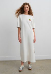 Next REGULAR FIT - SHORT SLEEVE CREW NECK BACK GRAPHIC MIDI - Haljina od žerseja - off white cream fruit graphic