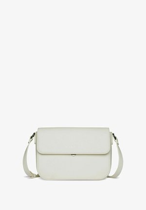 Borsa in finta pelle bianca con chiusura a pattina, tracolla regolabile e logo in rilievo sul davanti. Texture liscia e design minimalista.