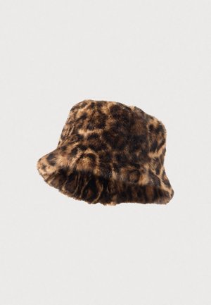Cappello a secchiello in pelliccia sintetica con stampa leopardata, dalla texture morbida e con una larga visiera, caratterizzato da tonalità di marrone e nero in una forma arrotondata e conica.