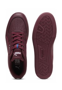 Burgunderfarbene synthetische Sneakers mit perforierter Zehenpartie, strukturiertem Gummisohle, flachen Schnürsenkeln und Branding an Zunge und Seite. Mit einem blauen Streifen akzentuiert.