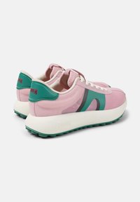 Rosa nät-sneakers med gröna accenter, vit sula och framträdande logotyp vid hälen. Har en elegant design och texturerade ytor.