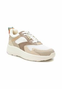 Sneakers sportivi beige, crema e bianchi. Presentano una tomaia testurizzata, una suola resistente, un colletto imbottito e un accento arancione in contrasto.