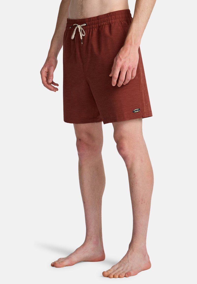 Rote Sportshorts mit Kordelzug in der Taille, aus strukturiertem Stoff, mit kleinem Logo an der Seite und einem Schnitt oberhalb des Knies.