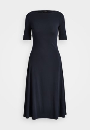 Vestido azul marinho de manga curta com decote barco, corpete justo e saia rodada, feito de um tecido liso sem padrões visíveis.