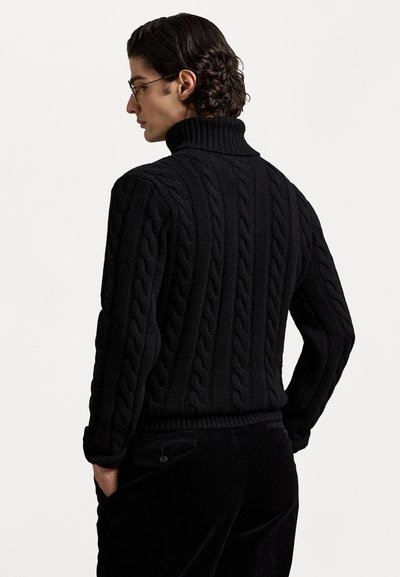 Melnā adīta augstākā kakla džemperis ar teksturētu rakstu, ribota kakla daļa un aproces, kā arī pieguļoša silueta.