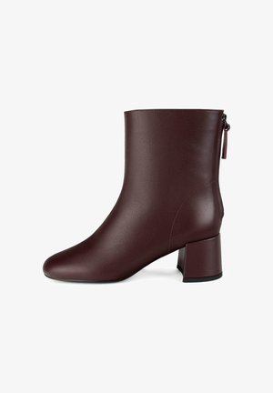 Burgundy ankle boot made of smooth leather, featuring a block heel, a pointed toe, and a side zipper detail.