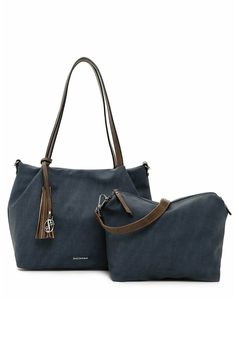 Borsa a spalla in tessuto navy con due manici, presenta un accento in pelle marrone e un dettaglio con nappina. Include una borsa più piccola coordinata con chiusura a zip.