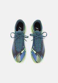 Puma FUTURE 7 PLAY TT - Scarpe da calcio per terreni sintetici - gray skies/elektro purple/fizzy apple/white