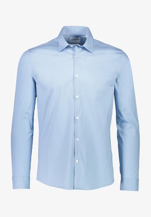 Helles blaues Hemd mit Knopfverschluss aus Baumwollmischgewebe. Es hat einen spitzen Kragen, lange Ärmel und weiße Knöpfe entlang der Vorderseite.