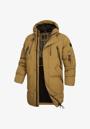 Doudoune longue kaki avec texture matelassée, multiples poches zippées et à pression, capuche ajustable et doublure intérieure noire contrastante.