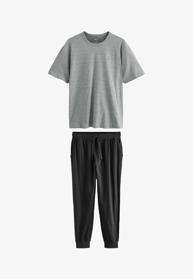 Hallis lühikeste varrukatega t-särk, millel on ümmargune kaelus, koos mustade jooksvate pükstega, millel on elastne vöökoht ja pahkluu mansetid.