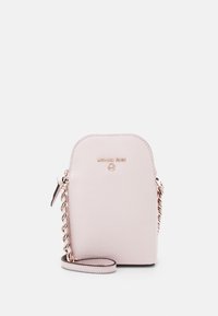 Borsa a tracolla in pelle rosa chiaro con parte superiore arrotondata, logo dorato e tracolla a catena intrecciata. Texture liscia e design semplice.