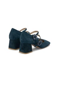 Chaussures à talon carré en cuir bleu suède avec un bout pointu, des sangles entrecroisées et un accent décoratif en gemme sur le côté.