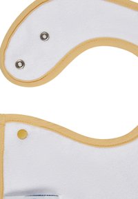 Weißer Stoff mit einer weichen Textur, gesäumt in Gelb. Verfügt über zwei Metall-Druckknöpfe und einen runden gelben Punkt. Gewölbtes Design für eine ergonomische Passform.