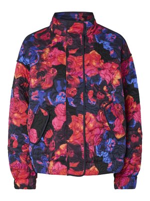 Gep quiltete Jacke mit hohem Kragen, Seitentaschen und floralen Mustern in Rot, Orange, Blau, Lila und Schwarz.