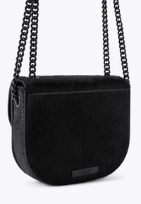 Kurt Geiger London CHELSEA SADDLE  - Sac bandoulière - black