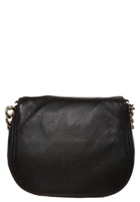 Borsa a tracolla in pelle nera con superficie texturizzata, forma arrotondata e tracolla a catena. Presenta un design sobrio e una chiusura magnetica.