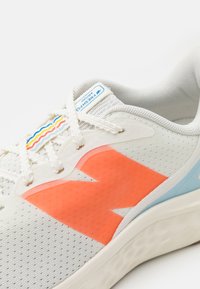 New Balance FRESH FOAM ARISHI V4 - Zapatillas running asfalto - sea salt