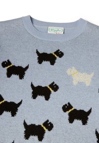 Maglione azzurro chiaro lavorato a maglia con motivi di cani neri con collari gialli e un cane bianco. Texture morbida, scollo rotondo e polsini a coste.