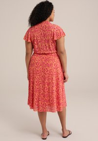 Rochie cu mânecă scurtă, până la genunchi, de culoare roz aprins, cu un model de frunze portocalii; are un decolteu plisat și o croială lejeră. Textură netedă.