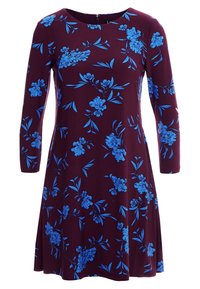 Långärmad klänning i mörkt vinröd tyg med ett blått blommönster. Har en figursydd överdel och en utställd kjol för en avslappnad passform.