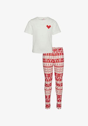 T-shirt blanc à manches courtes avec un cœur rouge pixélisé et des leggings rouges à motifs avec des cœurs, des arbres et des flocons de neige en blanc.