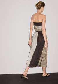 Massimo Dutti STRAPLESS WITH GATHERED DETAIL - Freizeitkleid - brown