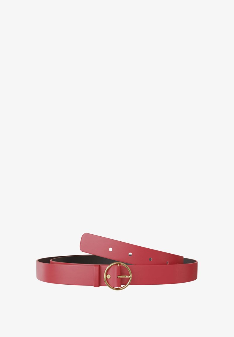 Roter Leder-Gürtel mit einer runden goldenen Schnalle, glatte Textur und verstellbarer Länge mit mehreren Löchern zum Verschließen.