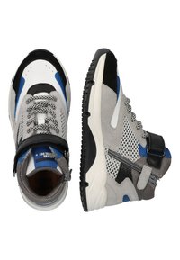 Hoge sneakers met een bovenwerk van grijs suède en mesh, zwarte accenten, blauwe details en een witte zool. Beschikt over een band en vetersysteem.