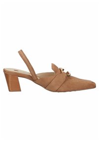 Brązowy zamszowy but na obcasie typu slingback z noskiem w szpic, ozdobiony złotym łańcuszkiem i średniej wysokości szerokim obcasem.