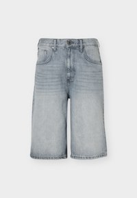 Ανοιχτό μπλε τζιν σορτς μήκους μέχρι το γόνατο με μπροστινές τσέπες, θηλιές για ζώνη και κλείσιμο με κουμπί σε λευκό φόντο.