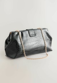 Čierny faux krokodíli kožený clutch s textúrovaným povrchom, zlatým reťazovým popruhom a prehnaným uzáverom. Rozmery sú kompaktné a obdĺžnikové.