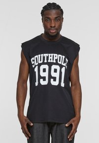 Schwarzes ärmelloses T-Shirt mit "SOUTHPOL" und "1991" in großen weißen Lettern auf der Vorderseite. Hergestellt aus einem glatten, baumwollähnlichen Stoff.