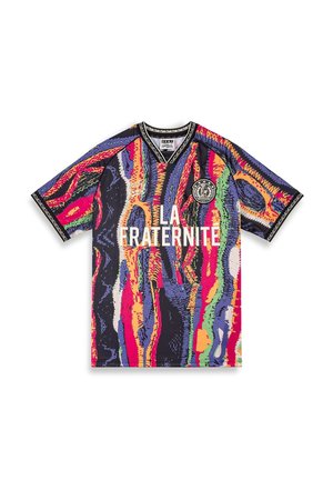 Jersey de manga corta con patrón abstracto multicolor y acentos en negro. Presenta "LA FRATERNITE" impreso en la parte frontal, con cuello redondo.