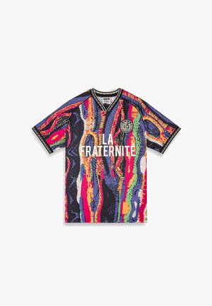 Jersey de manga corta con patrón abstracto multicolor y acentos en negro. Presenta "LA FRATERNITE" impreso en la parte frontal, con cuello redondo.