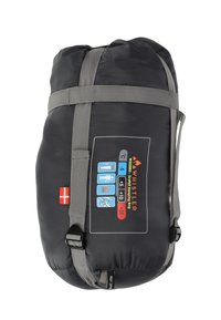 Schwarzer Schlafsack mit grauen Riemen, kompaktes Design. Verfügt über Temperatureindikatoren auf einem Etikett und ein Detail der dänischen Flagge.