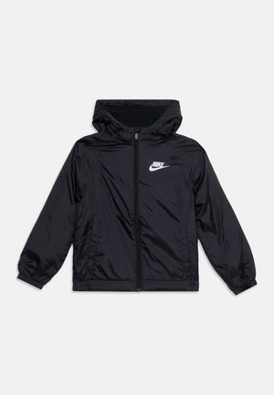 Čierna mikina s kapucňou Nike s predným zipsom a bielym logom Nike na ľavej strane hrude, zobrazená na svetlom pozadí.