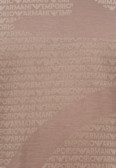 Rosa stoff med et subtilt, gjentakende mønster av "Armani" og "Emporio" i en lett hevet tekstur. Myk og glattt utseende.