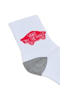 Calcetín de algodón blanco con parte superior acanalada, que presenta un diseño de logo rojo "Vans Off The Wall" y acentos grises en el talón y la punta.