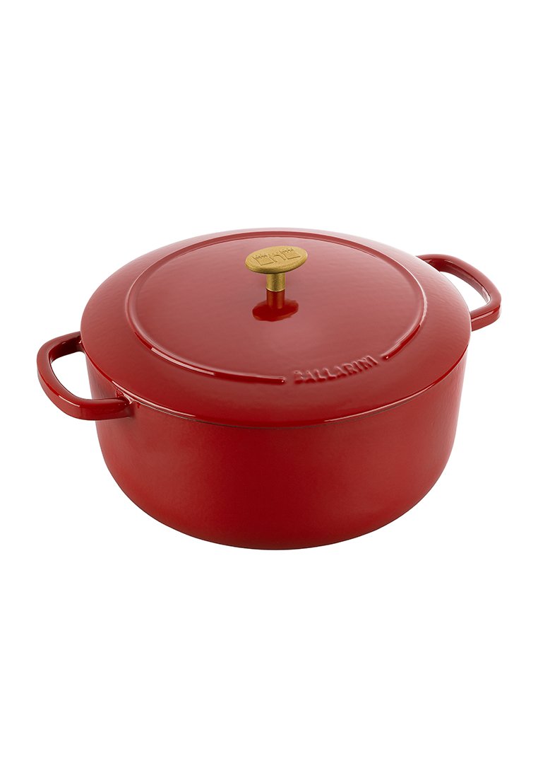 Faitout en fonte émaillée rouge avec une finition lisse et brillante, de forme ronde, des poignées latérales et un bouton en laiton sur le couvercle.