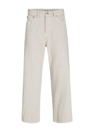 Pantalons en denim beige clair à coupe droite, avec poches avant, fermeture à bouton et détails de couture subtils.