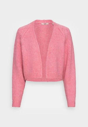 Różowy krótki sweter na guziki wykonany grubym splotem, z długimi rękawami i prążkowanymi mankietami, otwarty z przodu, z miękkiego, teksturowanego materiału.