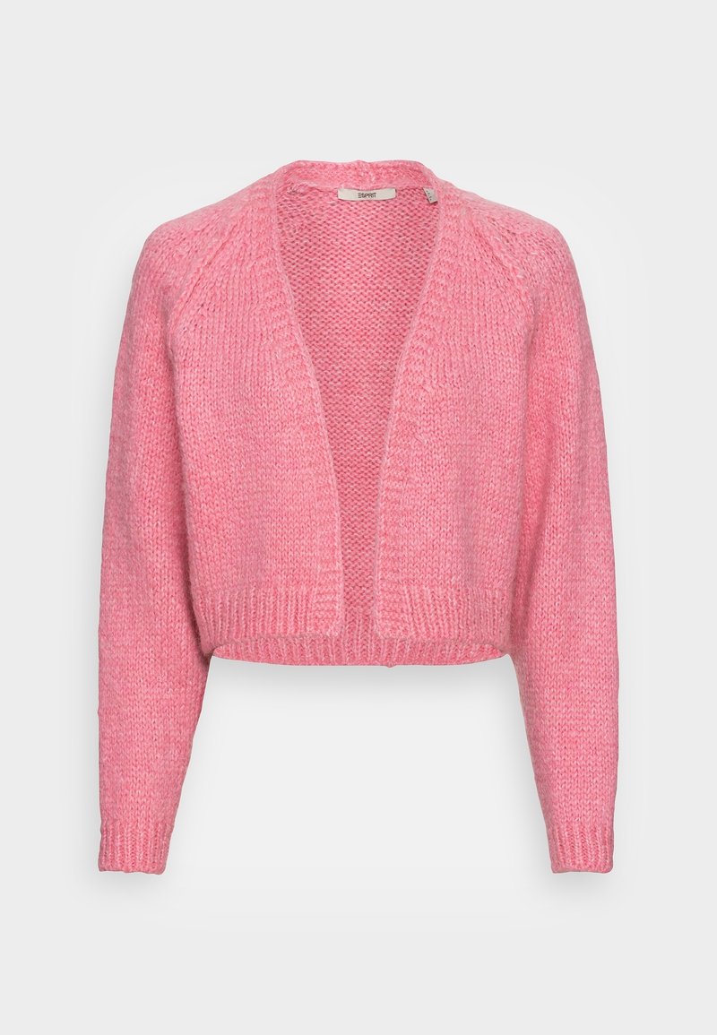 Cardigan court en grosse maille rose avec manches longues et poignets côtelés, devant ouvert, tissu doux et texturé.