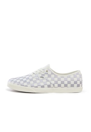 Baskets Vans avec un motif damier blanc et gris, partie supérieure en tissu, bout rond, lacets blancs et semelle en caoutchouc lisse.