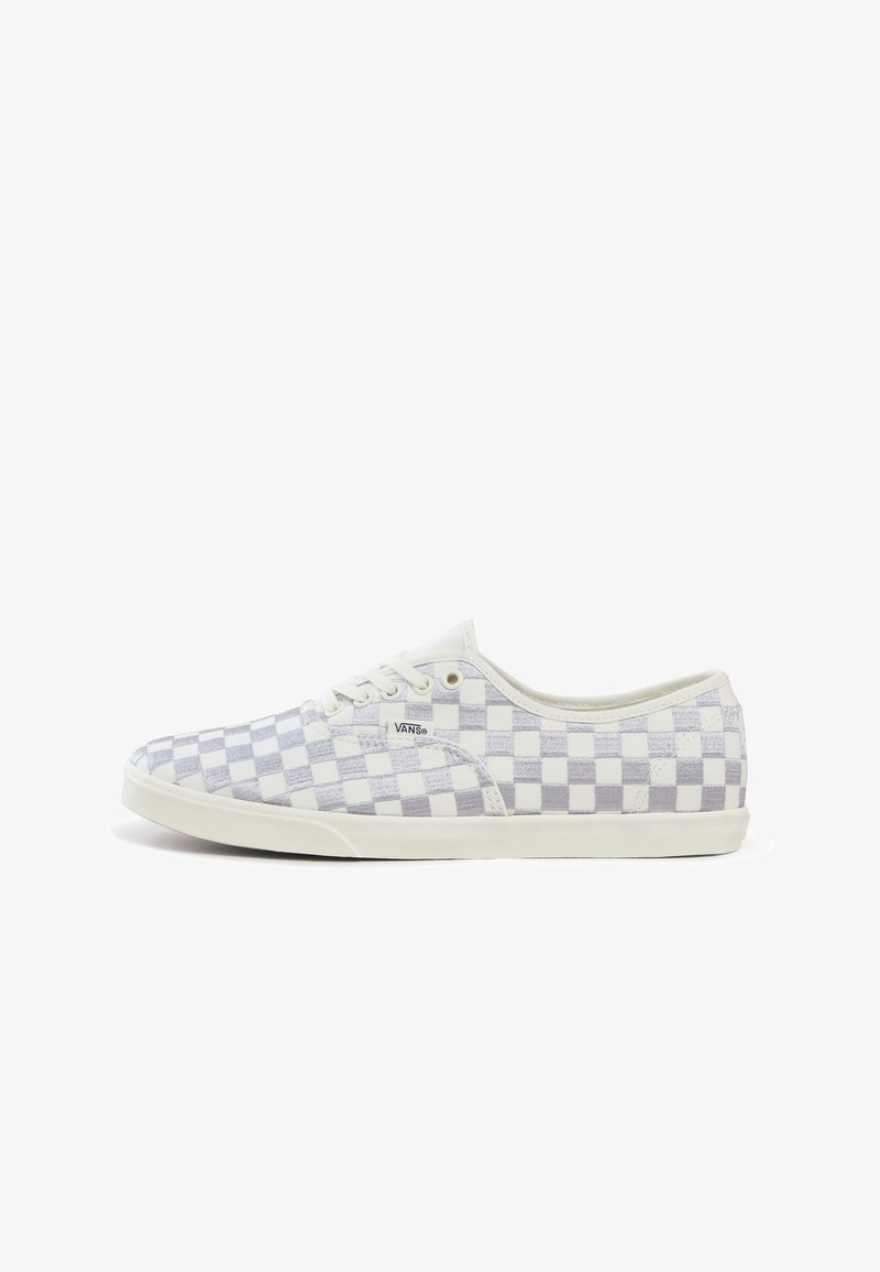 Tenisky Vans s bílým a šedým kostkovaným vzorem, textilní svršek, kulatá špička, bílé šněrování a hladká gumová podrážka.