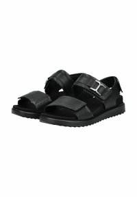 Zwarte leren sandalen hebben brede banden en een zijgesp. De loopzool is gestructureerd voor grip en heeft een open teen ontwerp.